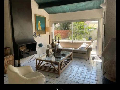 un salon avec un canapé et une table dans l'établissement Maison de vacances proche plage, environnement boisé, bien équipée et confortable - FR-1-22-349, à La Tranche-sur-Mer