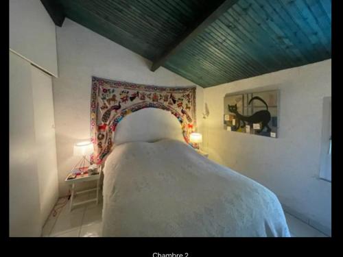 une chambre avec un grand lit dans une pièce dans l'établissement Maison de vacances proche plage, environnement boisé, bien équipée et confortable - FR-1-22-349, à La Tranche-sur-Mer