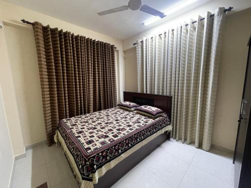 um quarto com uma cama e uma ventoinha de tecto em Wellawatte Apartments em Colombo