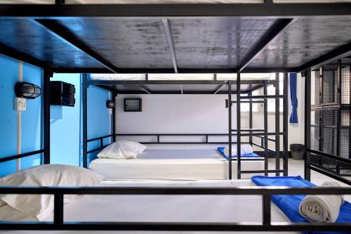 - 2 lits superposés dans un dortoir aux murs bleus dans l'établissement THAPAE6TY (ท่าแพซิกตี้), à Chiang Mai