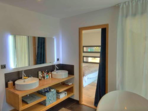 une salle de bain avec deux lavabos et un miroir dans l'établissement Villa Familiale avec Piscine, 4 Chambres, BBQ et Clim à La Cadière-d'Azur - FR-1-770-21, à Laouque