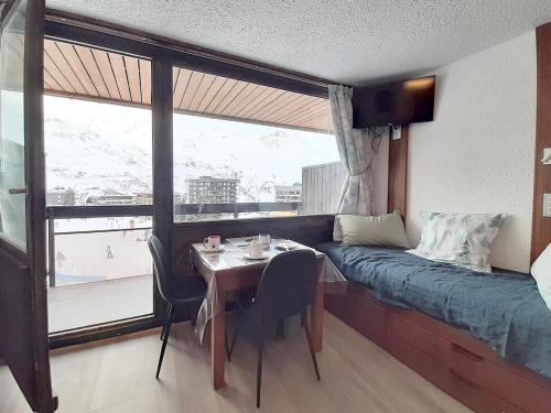 une chambre avec un canapé, une table et une fenêtre dans l'établissement Studio Rénové 3p · Pied des Pistes · Balcon Sud/Ouest · 3 Flocons Or - FR-1-344-1206, aux Menuires