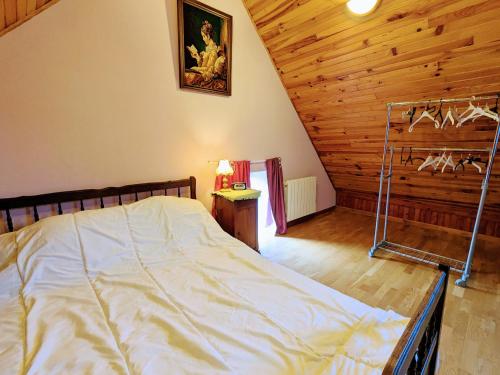 a bedroom with a bed and a wooden ceiling at Gîte paisible avec cour privée, proche Parc Naturel de la Brenne, idéal pour séjour déconnecté - FR-1-591-575 in Saint-Hilaire-sur-Bénaize