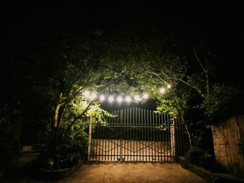 um portão à noite com luzes acesas em Mình Nghía Homestay em Cao Bang