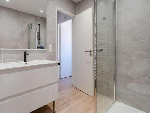 une salle de bain avec un lavabo et une douche dans l'établissement Pavillon T3 avec piscine, climatisation et parking à Narbonne-Plage - FR-1-409-248, à Narbonne