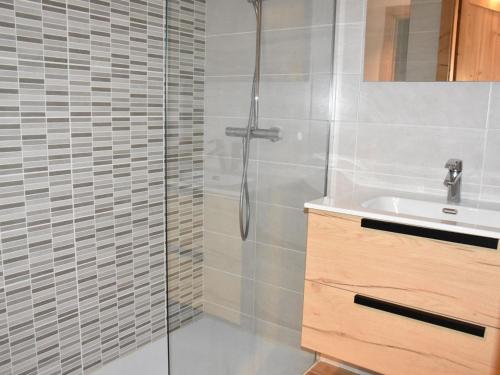 une salle de bain avec douche et lavabo dans l'établissement Appartement récent, terrasse spacieuse, proche centre & téléphérique - FR-1-464-225, à Pralognan-la-Vanoise