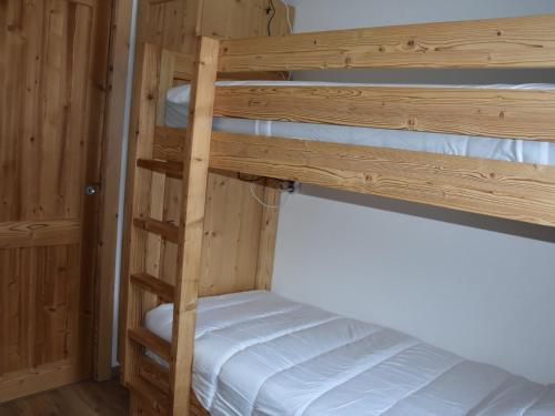 quelques lits superposés dans une chambre dans l'établissement Appartement récent, terrasse spacieuse, proche centre & téléphérique - FR-1-464-225, à Pralognan-la-Vanoise