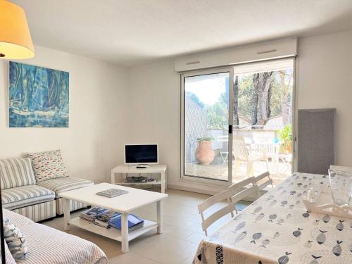 Photo de la galerie de l'établissement Duplex 3 pièces avec piscine, terrasse et parking - 6 couchages - Le Lavandou - FR-1-251-563, au Lavandou