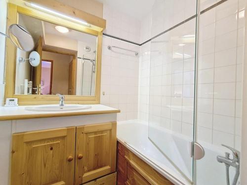 a bathroom with a tub and a sink and a shower at Grand appartement 3 pièces · Pied des pistes · Balcon · Wifi - FR-1-344-1205 in Les Bruyères