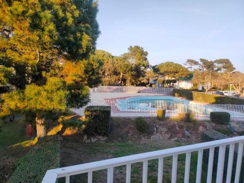 Duplex confortable au cadre verdoyant avec piscine, proche du golf - FR-1-323-493