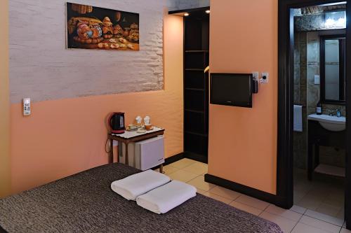 een kamer met een bed en een badkamer met een wastafel bij Pasaje Solar in Buenos Aires