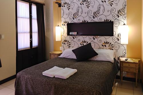 una camera da letto con un letto e due asciugamani di Pasaje Solar a Buenos Aires