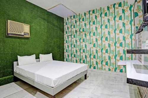 Un pat sau paturi într-o cameră la HOTEL ASHOK PLAZA