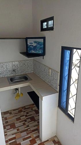 uma cozinha com um lavatório e um balcão com uma janela em Suit Salinas/ semiamueblado em Salinas