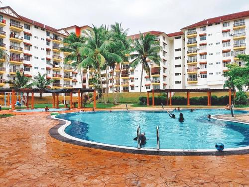 una gran piscina con gente en el agua en Sweet Homestay, en Port Dickson