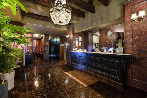 eine Lobby mit einer Bar und einem Kronleuchter in der Unterkunft Aloha Hotel in Hanam
