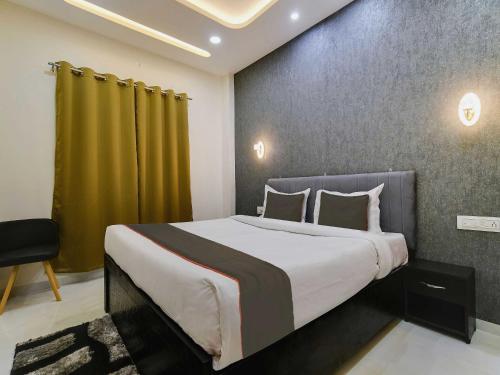 Hotel Iconic Stay في إندوري: غرفة نوم بسرير كبير وستارة خضراء