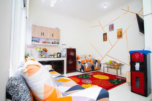 un salon avec un canapé et une cuisine dans l'établissement Villa 17 Celcius Private Pool and Rooftop, à Tlekung