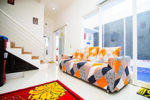 - un salon avec un lit et un escalier dans l'établissement Villa 17 Celcius Private Pool and Rooftop, à Tlekung