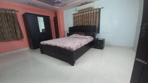 um quarto com uma cama num quarto com paredes vermelhas em HARI HARAN em Nellore