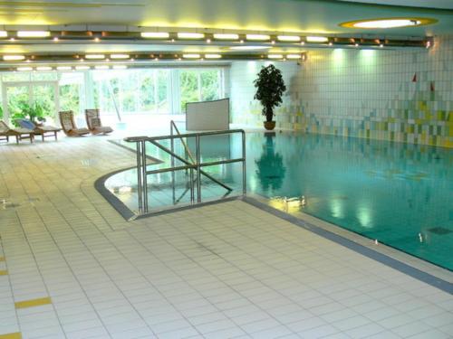 - une piscine avec une table au milieu dans l'établissement Ferienwohnung auf Hiddensee im Ort Kloster, à Kloster