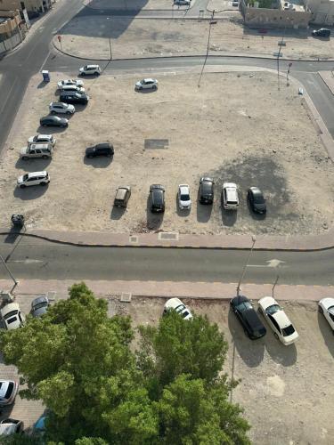 Um monte de carros estacionados num parque de estacionamento. em marena em Ajman