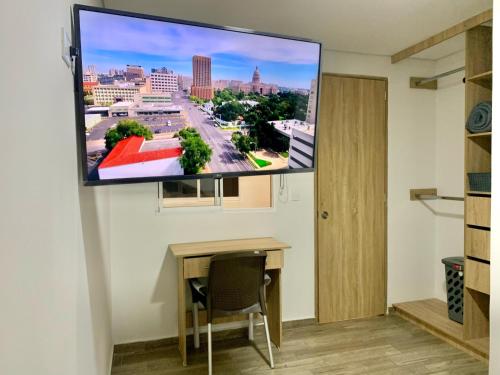 Televízia a/alebo spoločenská miestnosť v ubytovaní Confortable habitación con baño privado