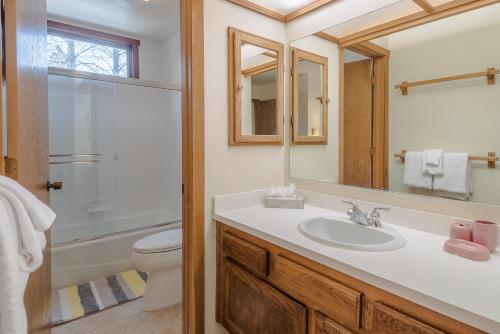 La salle de bains est pourvue d'un lavabo, de toilettes et d'une douche. dans l'établissement Sunburst Condo 2789 - Room for Up To 11 Guests and Elkhorn Resort Amenities, à Elkhorn Village
