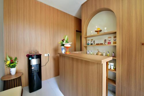 Una cocina o cocineta en Mahayoga Ubud Private Pool Villa Spa And Resto