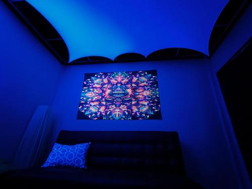 una camera blu con un dipinto sul muro di Tripovali guest 2 a Ko Phangan