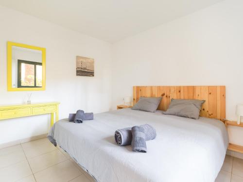 Casa Tindaya - 5 min walk from the Sea في كوراليخو: غرفة نوم بسرير ابيض عليها مناشف