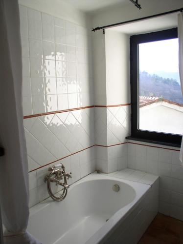 a bath tub in a bathroom with a window at B&b Il Tulipano in Polverara