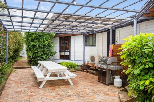 Κήπος έξω από το Hidden Orchard - Pet Friendly - 4 Mins Walk to Beach