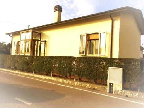 une maison sur le côté d'une rue dans l'établissement Ca' Trevisetto - Casa Vacanze, à Monastier di Treviso