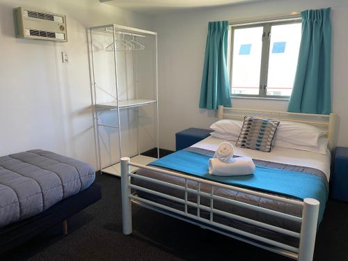 sypialnia z łóżkiem z ręcznikiem w obiekcie YHA Nelson w mieście Nelson