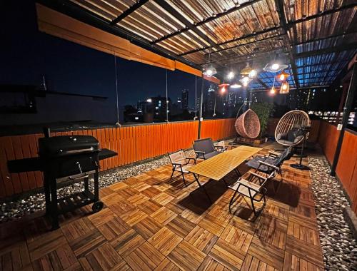 バンコクにある4 Bedroom House with Beautiful Rooftop near BTS Ekkamaiのテーブルと椅子、ピアノが備わる部屋