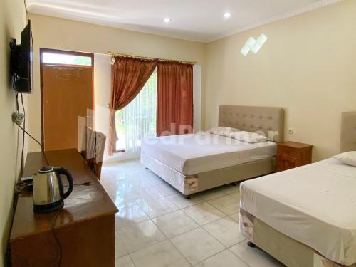 Postel nebo postele na pokoji v ubytování Hotel Kurnia @ Jln Pemuda Blora RedPartner