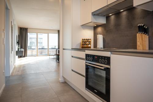 a kitchen with a stove and a counter top at ApartHome - LUXUS PUR auf 91m2 Klima in Eching