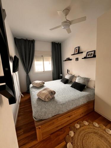 a bedroom with a bed and a ceiling fan at Apto-Estudio 20 min-centro Málaga in Cártama