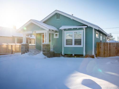 Reno's Biggest Little House - Cozy Home Theatre v zimě