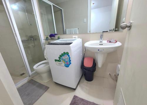 un bagno con un water e un lavandino di Azure Urban Resort Condo San Fernando Pampanga a San Fernando