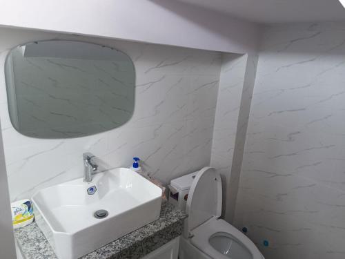 貢布的住宿－NM Homestay，一间带水槽、卫生间和镜子的浴室