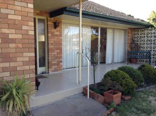 eine Veranda eines Hauses mit einer Katze drauf in der Unterkunft 103AMitrePlantationHouseBathurst in Bathurst