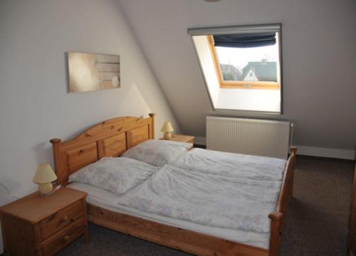 a bedroom with a bed and a window at Ferienhaus An der Heide in Neuendorf Heide