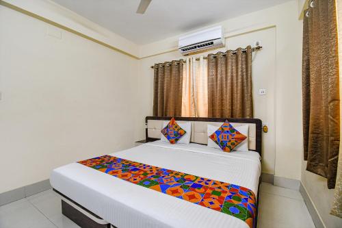 Giường trong phòng chung tại FabHotel New Annapurna Plaza