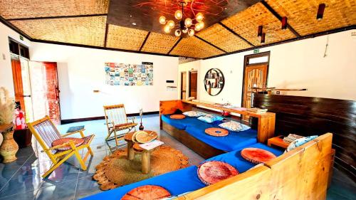 Bougan Villea Retreat في Bodufolhudhoo: غرفة معيشة مع أريكة وطاولة