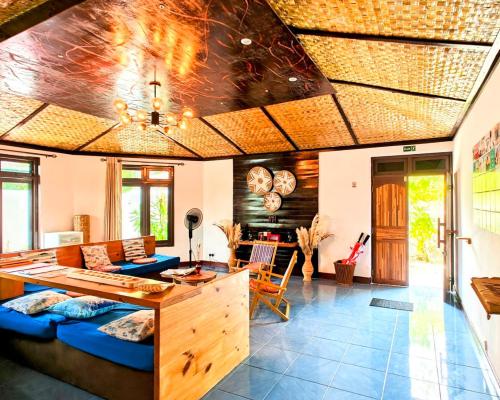 sala de estar con sofá y mesa en Bougan Villea Retreat en Bodufolhudhoo