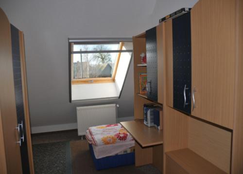 Kleines Zimmer mit einem Schreibtisch und einem Fenster in der Unterkunft Ferienhaus An der Heide in Neuendorf Heide