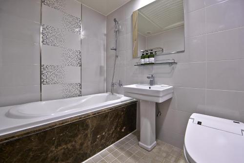 Bilik mandi di Busan Beach Hotel Busan Songdo