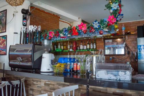 een bar met een aanrecht met een wastafel en enkele flessen bij Boracay Peninsula in Boracay